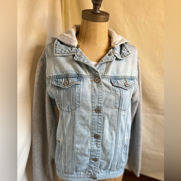 EUC Forever 21 size Small denim/ sweatshirt jean jacket with detachable hood - Picture 1 of 11